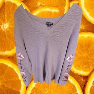 American Eagle Outfitters‎ V Neck Sweater Floral Embroidered Sleeves Size Large